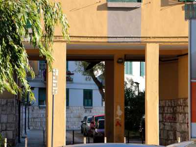 Entriamo nel complesso attraverso un portico color ocra che si affaccia su via Magna Grecia